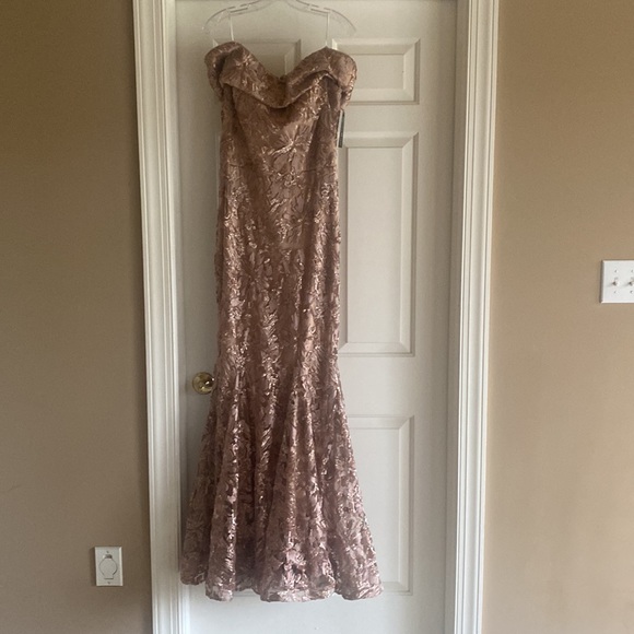 Stunning off the shoulder rose lace gown is fully lined and is very forgiving - Picture 9 of 11